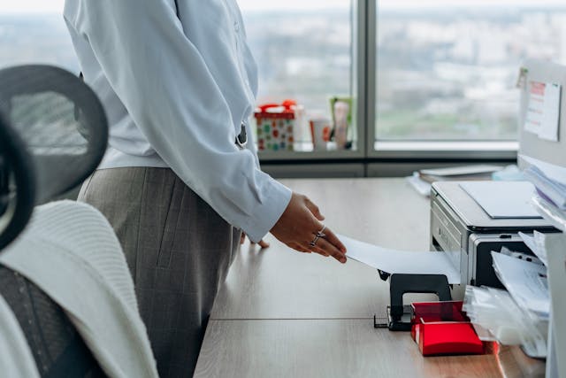 vrouw zet printpapier in printer