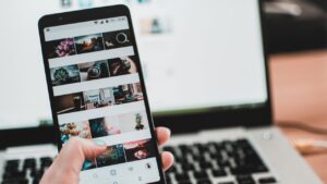 Herbruikbare content op smartphone met fotogalerij, voor socialmediagebruik en visuele contentdistributie.